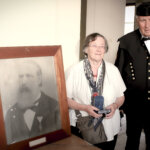 UrUr Enkel Ingeborg und Klaus Radimsky mit Foto von Wenzel Radimsky